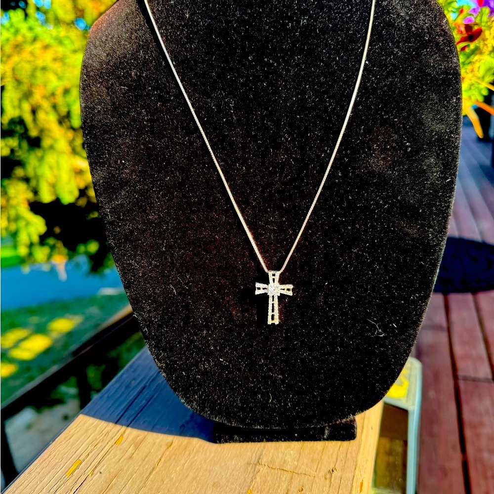 Stunning sterling silver & white topaz cross ✝️
